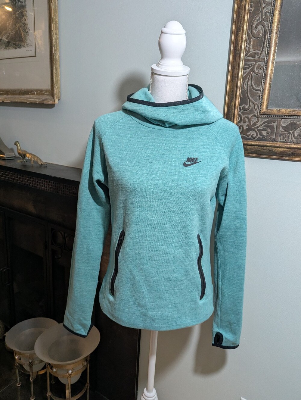 The Nike Tech Fleece Cape Women’s Hoodie Size Medium Aqua Green Blue